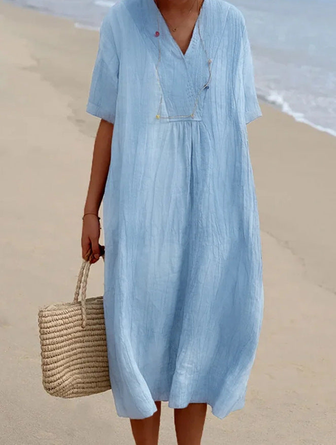 Elegant damklänning med V-ringning för en bekväm och trendig sommarlook.