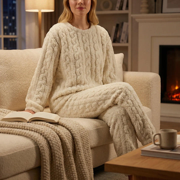 Damers mysiga Amy pyjamasset med långa ärmar, perfekt för avkoppling hemma. Bekvämt nattplagg.