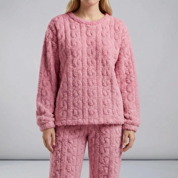 Tvådelat dam-pyjamasset Amy med långärmad överdel & matchande byxor för maximal komfort & myskänsla.