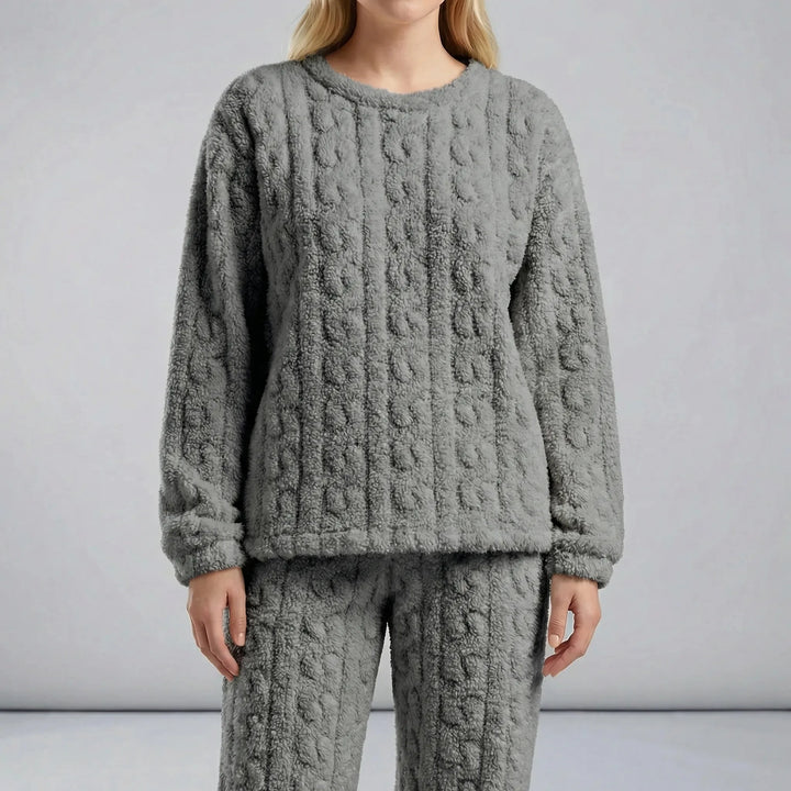 Närbild på det mjuka, mysiga tyget i Damers Amy pyjamasset med långa ärmar, för optimal komfort.