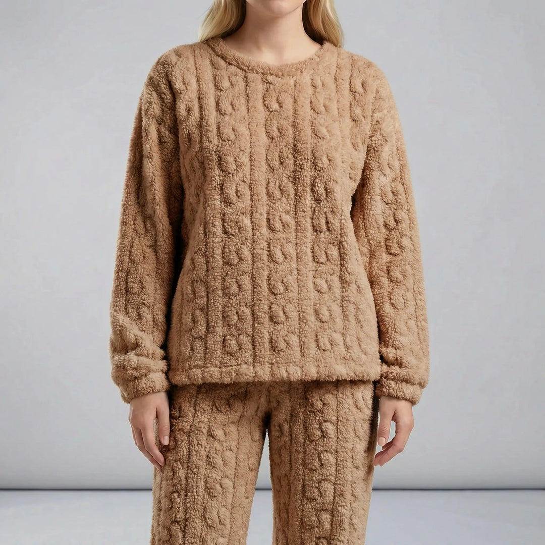 Kvinna visar Damers Amy pyjamasset med långa ärmar, bekväma kläder för avkoppling och hemma.