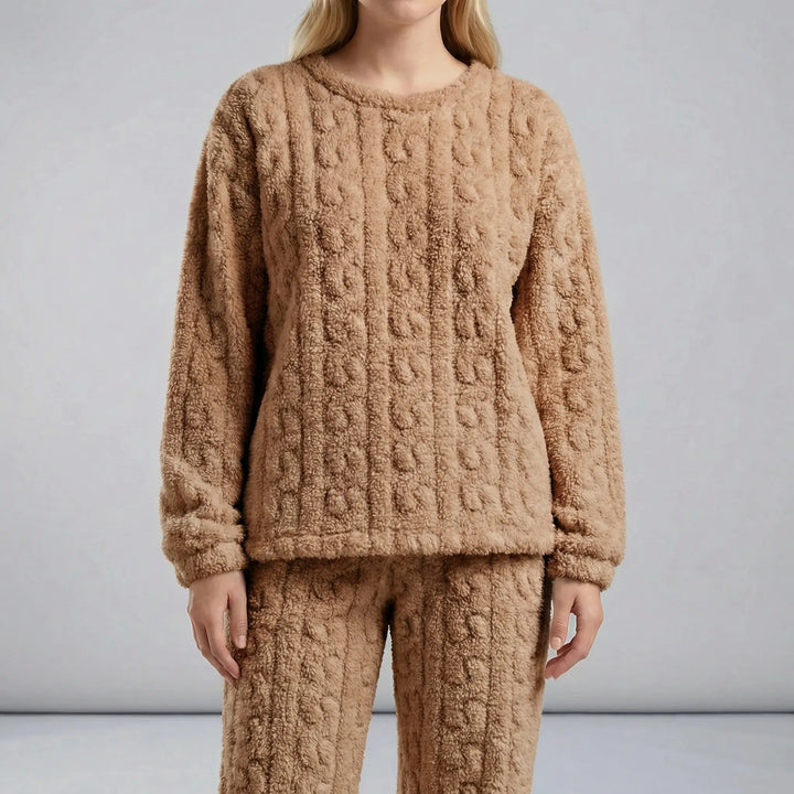 Kvinna visar Damers Amy pyjamasset med långa ärmar, bekväma kläder för avkoppling och hemma.