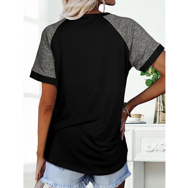 "Damhalsad T-shirt i kontrastfärg med rund hals och färgblockdesign, perfekt för lager på lager med jeans eller kjol."