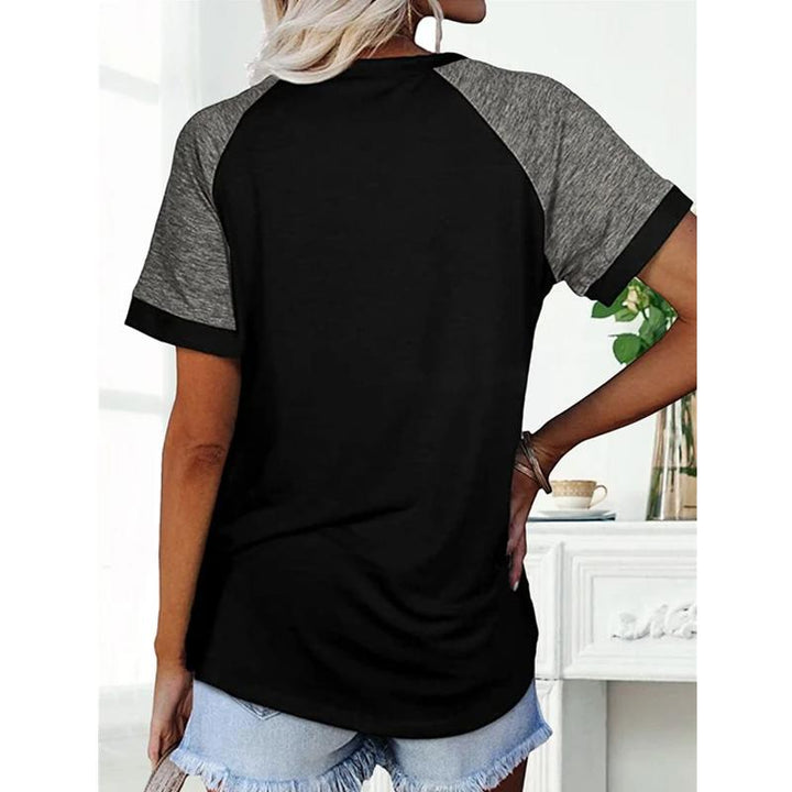 "Damhalsad T-shirt i kontrastfärg med rund hals och färgblockdesign, perfekt för lager på lager med jeans eller kjol."