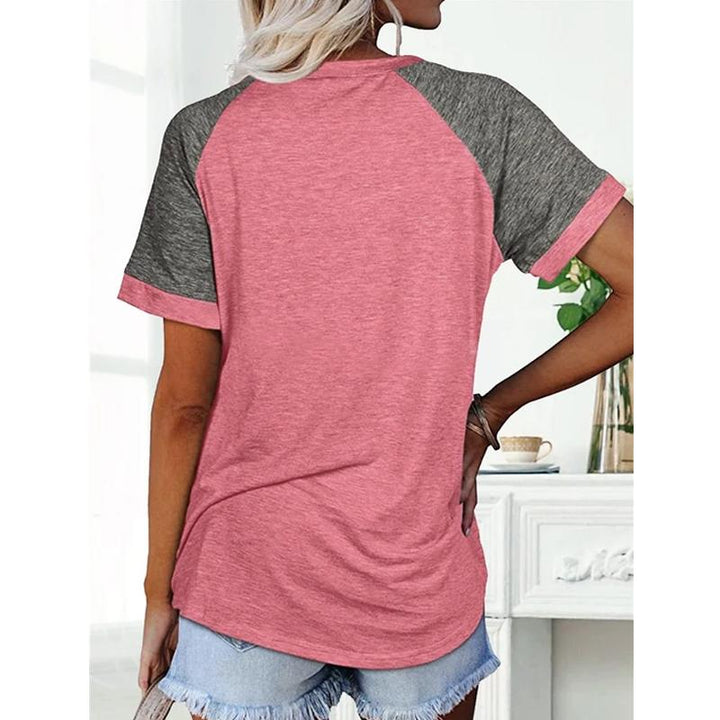"Damhalsad T-shirt i kontrastfärg med rund hals och färgblockdesign, perfekt för lager på lager med jeans eller kjol."