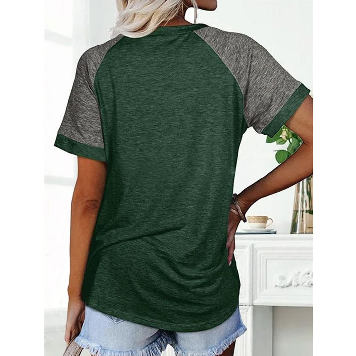 "Damhalsad T-shirt i kontrastfärg med rund hals och färgblockdesign, perfekt för lager på lager med jeans eller kjol."