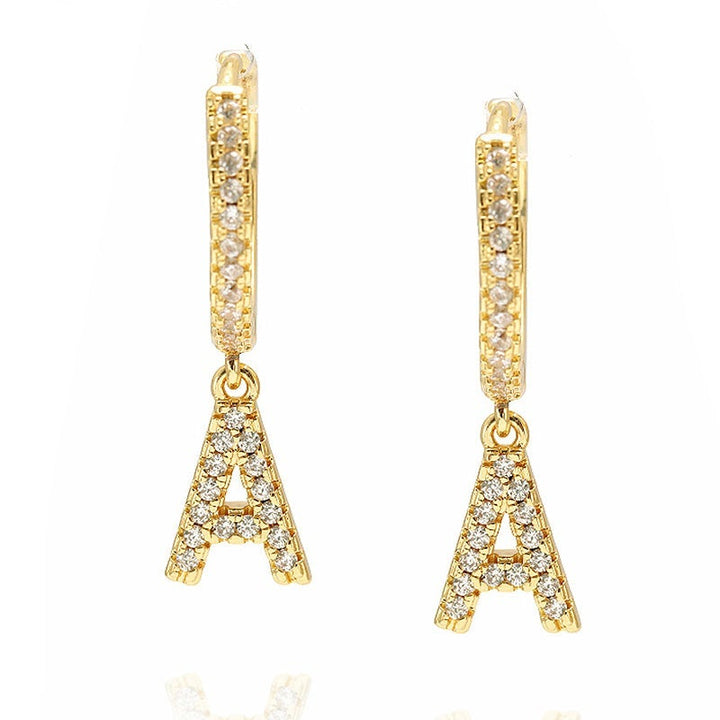 "Damhalsband i alfabetdesign med kubisk zirkon, elegant glansig finish, perfekt accessoar, visas i silver eller gyllene."