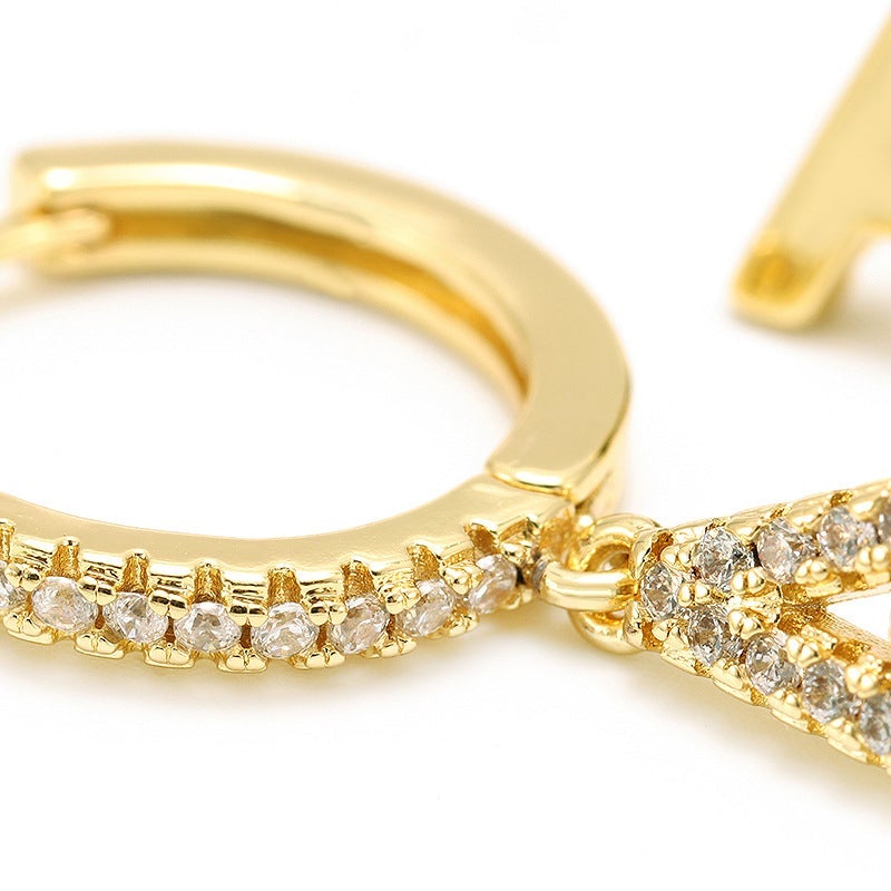 "Damhalsband i alfabetdesign med kubisk zirkon, elegant glansig finish, perfekt accessoar, visas i silver eller gyllene."