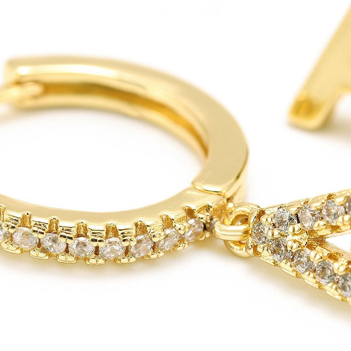 "Damhalsband i alfabetdesign med kubisk zirkon, elegant glansig finish, perfekt accessoar, visas i silver eller gyllene."