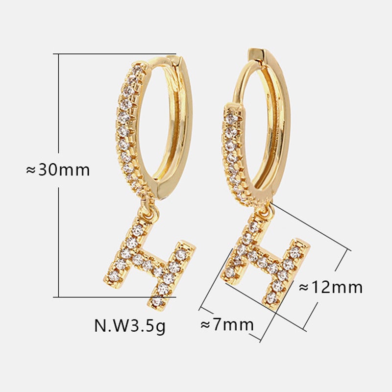 "Damhalsband i alfabetdesign med kubisk zirkon, elegant glansig finish, perfekt accessoar, visas i silver eller gyllene."