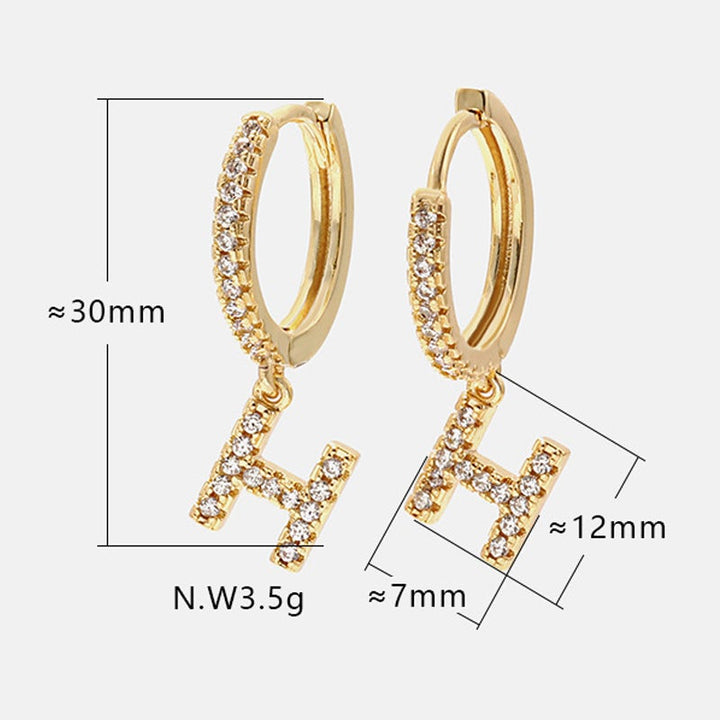 "Damhalsband i alfabetdesign med kubisk zirkon, elegant glansig finish, perfekt accessoar, visas i silver eller gyllene."