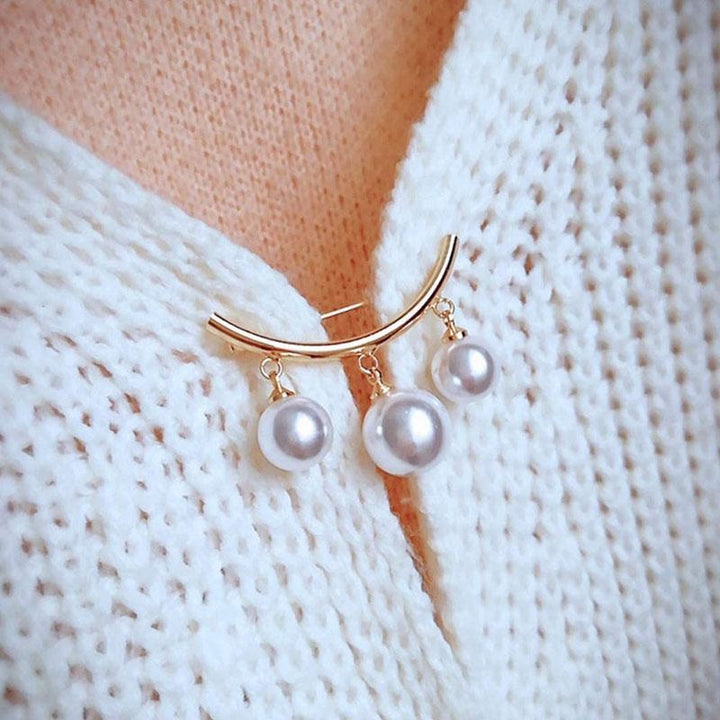 "Damhalsband i pärldesign med justerbara spännen i guld och silverfärger, elegant accessoar för individuell stil."