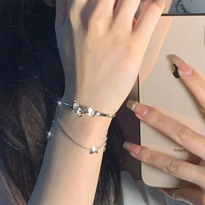 "Damhalsband med dubbla rosetter i silver, elegant design för damer, justerbar kedja, nickelfritt och blyfritt smycke"