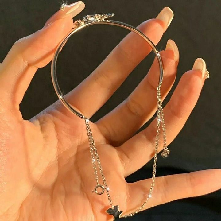 "Damhalsband med dubbla rosetter i silver, elegant design för damer, justerbar kedja, nickelfritt och blyfritt smycke"