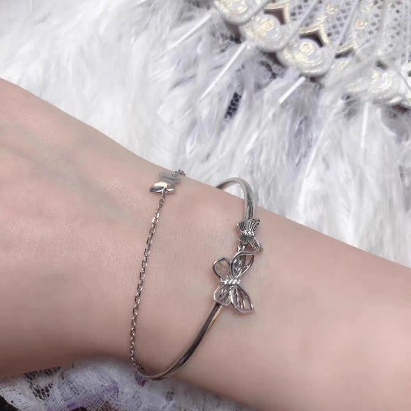 "Damhalsband med dubbla rosetter i silver, elegant design för damer, justerbar kedja, nickelfritt och blyfritt smycke"