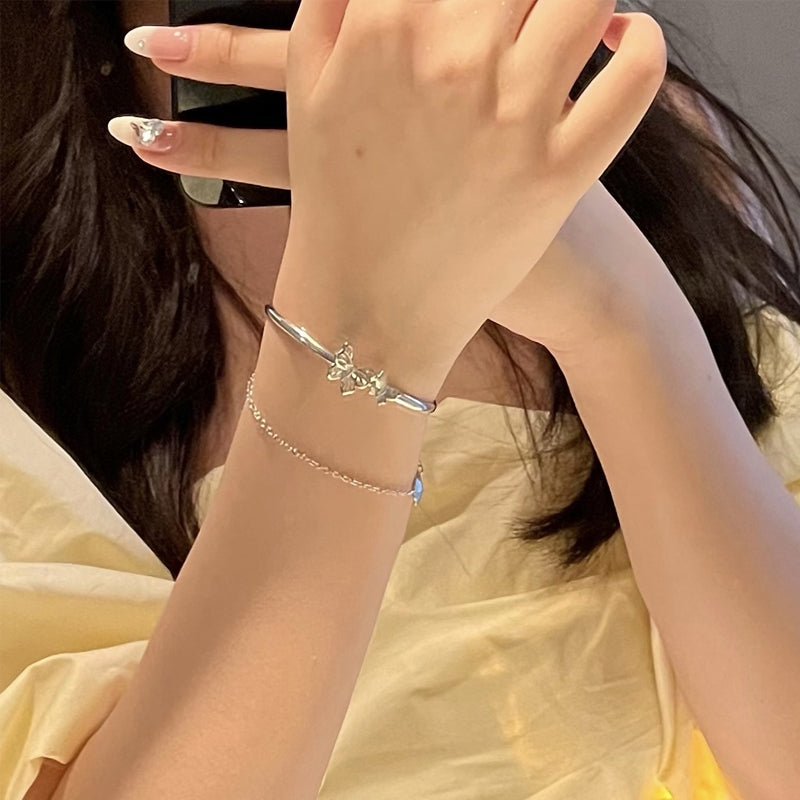 "Damhalsband med dubbla rosetter i silver, elegant design för damer, justerbar kedja, nickelfritt och blyfritt smycke"