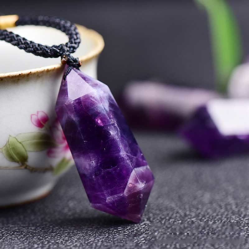 Damhalsband med äkta ametistkristall i hexagonform, för lugnande energi och unik stil.