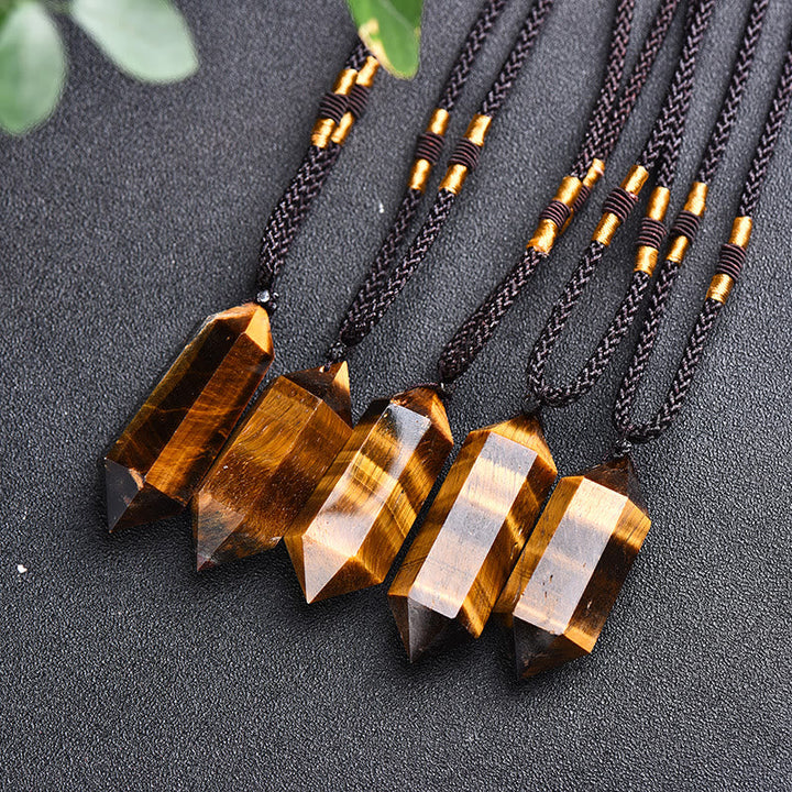 Unikt damhalsband med äkta hexagon ametistkristall, symbol för lugn och personlig stil.