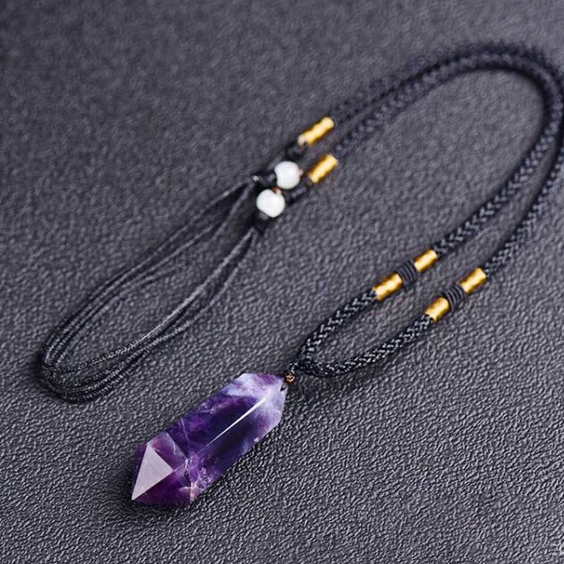 Unikt hexagonhalsband med äkta ametiststen, perfekt för spirituell healing och personlig stil.