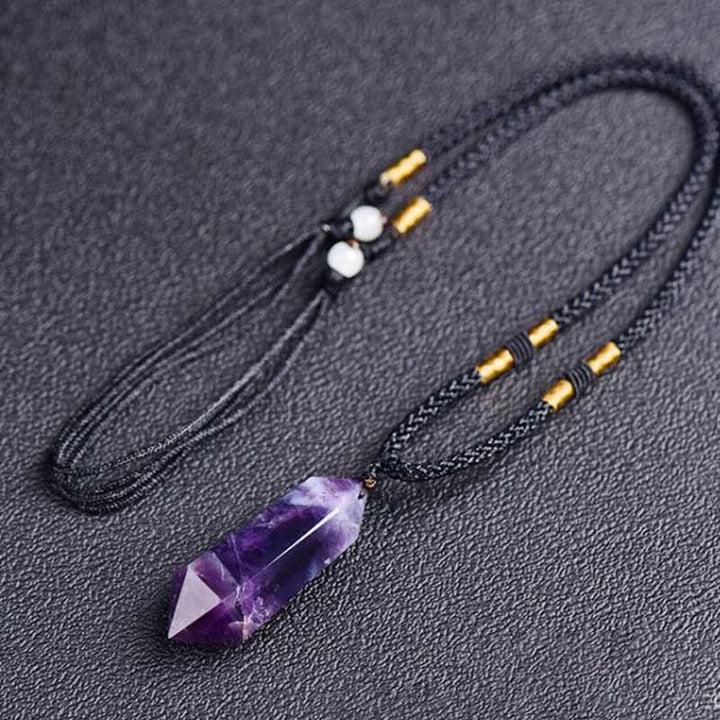 Unikt hexagonhalsband med äkta ametiststen, perfekt för spirituell healing och personlig stil.