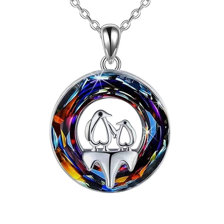 "Damhalsband med livets träd, kristallaccenter och smidig legering, symboliserar positiv energi och stil."