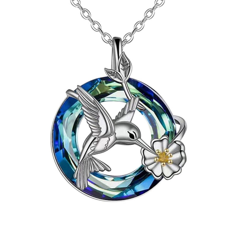 "Damhalsband med livets träd, kristallaccenter och smidig legering, symboliserar positiv energi och stil."