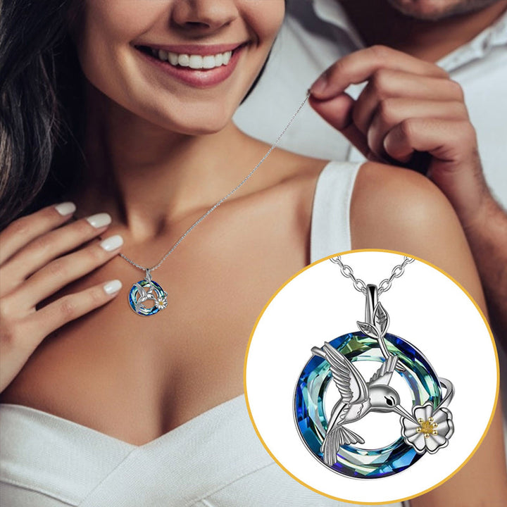 "Damhalsband med livets träd, kristallaccenter och smidig legering, symboliserar positiv energi och stil."