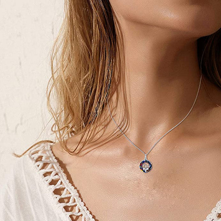 "Damhalsband med livets träd, kristallaccenter och smidig legering, symboliserar positiv energi och stil."