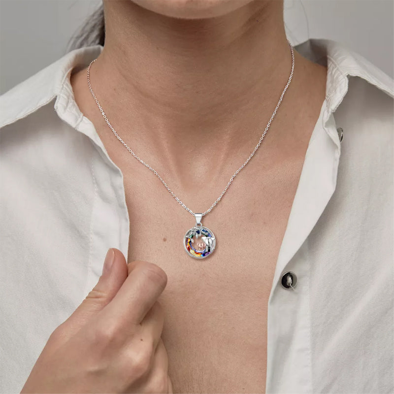 "Damhalsband med livets träd, kristallaccenter och smidig legering, symboliserar positiv energi och stil."