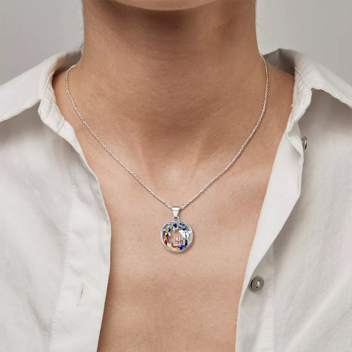 "Damhalsband med livets träd, kristallaccenter och smidig legering, symboliserar positiv energi och stil."