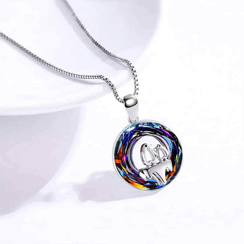 "Damhalsband med livets träd, kristallaccenter och smidig legering, symboliserar positiv energi och stil."