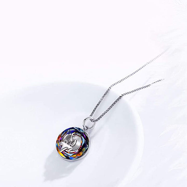 "Damhalsband med livets träd, kristallaccenter och smidig legering, symboliserar positiv energi och stil."