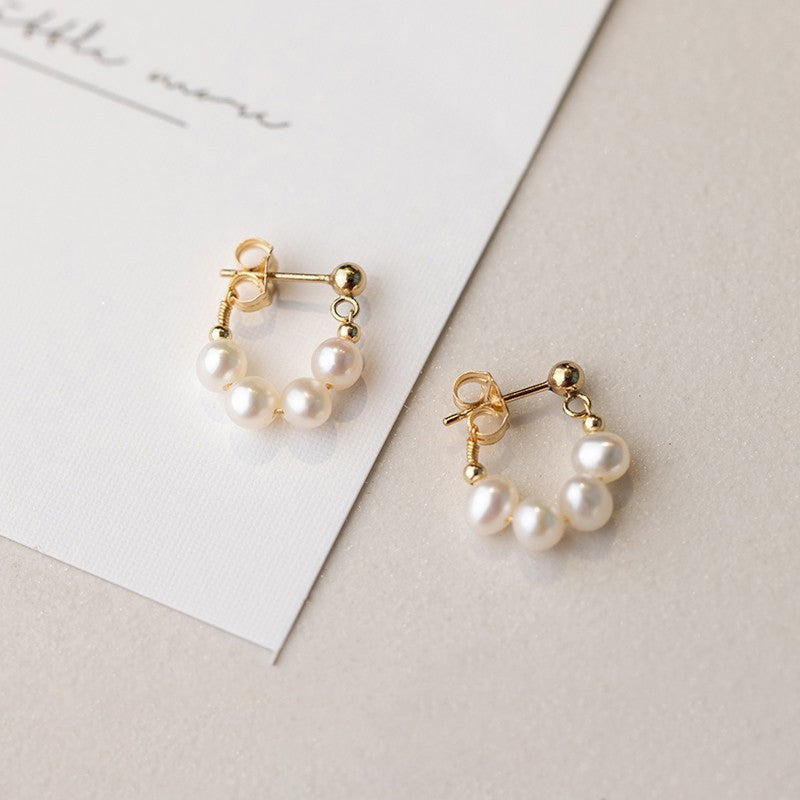 "Damhalsband och pärlörhänge i guld/silver, elegant design med glansiga pärlor, perfekt för kvinnor vid alla tillfällen."
