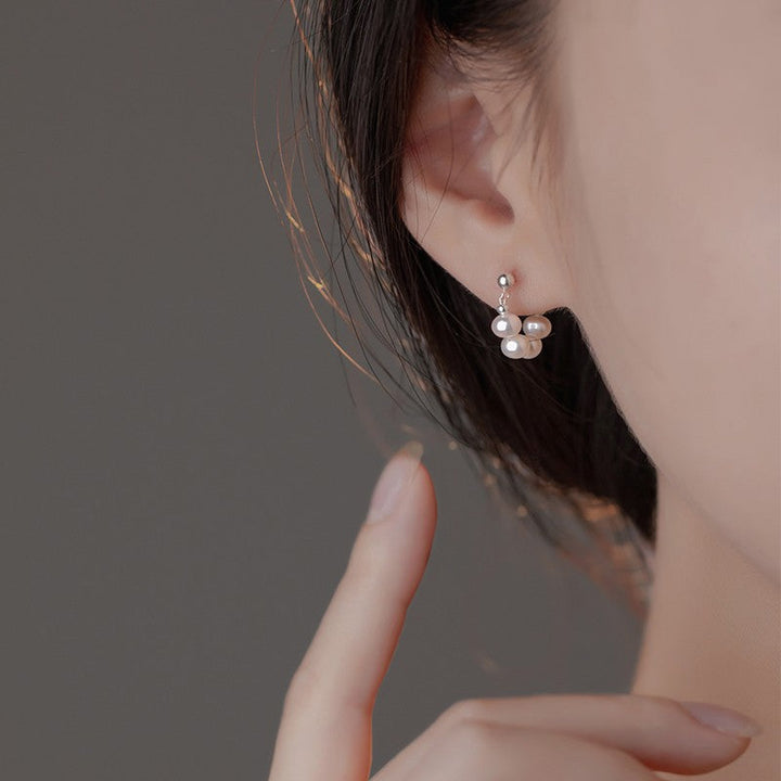 "Damhalsband och pärlörhänge i guld/silver, elegant design med glansiga pärlor, perfekt för kvinnor vid alla tillfällen."