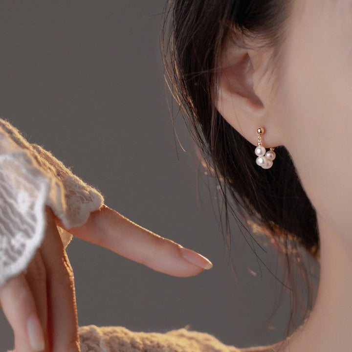 "Damhalsband och pärlörhänge i guld/silver, elegant design med glansiga pärlor, perfekt för kvinnor vid alla tillfällen."