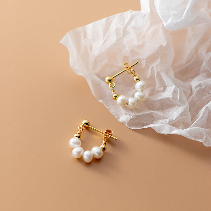 "Damhalsband och pärlörhänge i guld/silver, elegant design med glansiga pärlor, perfekt för kvinnor vid alla tillfällen."