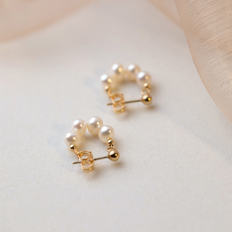 "Damhalsband och pärlörhänge i guld/silver, elegant design med glansiga pärlor, perfekt för kvinnor vid alla tillfällen."
