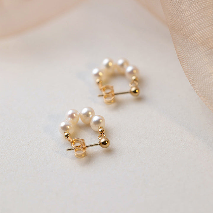 "Damhalsband och pärlörhänge i guld/silver, elegant design med glansiga pärlor, perfekt för kvinnor vid alla tillfällen."