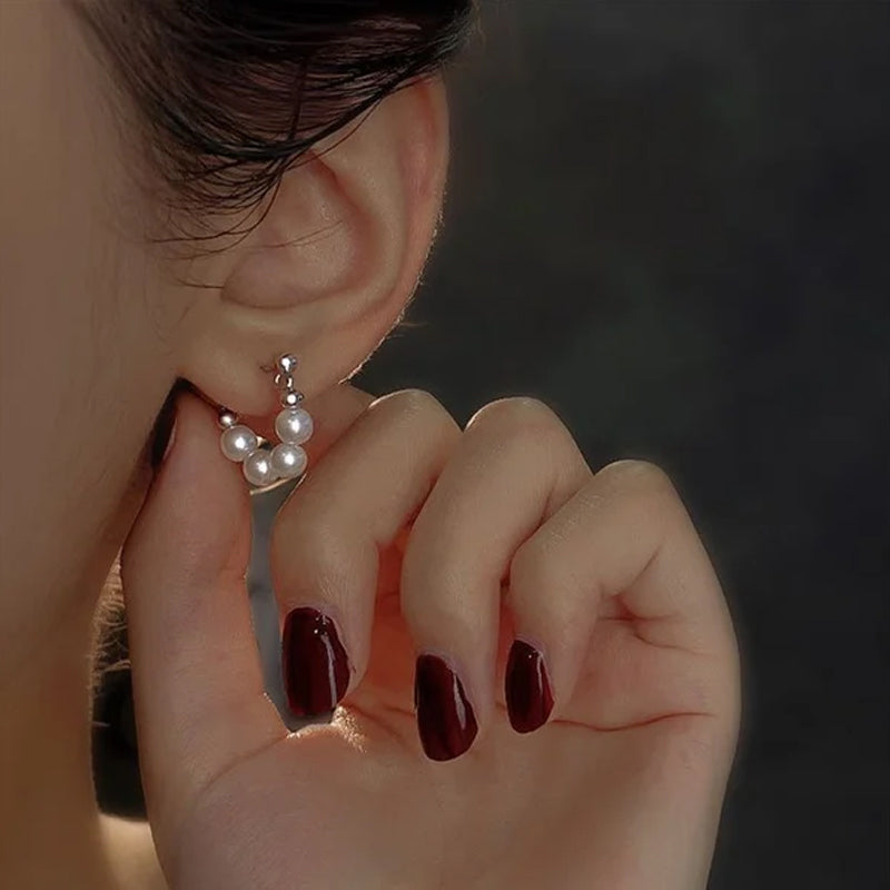"Damhalsband och pärlörhänge i guld/silver, elegant design med glansiga pärlor, perfekt för kvinnor vid alla tillfällen."