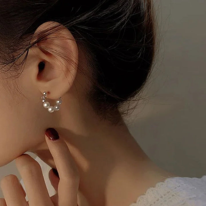 "Damhalsband och pärlörhänge i guld/silver, elegant design med glansiga pärlor, perfekt för kvinnor vid alla tillfällen."