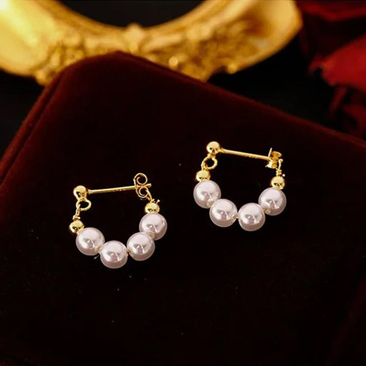 "Damhalsband och pärlörhänge i guld/silver, elegant design med glansiga pärlor, perfekt för kvinnor vid alla tillfällen."