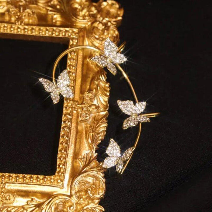 "Damhängande zirkonörhängen i guld och silver, elegant design, strålande stenar, perfekt accessoar för alla tillfällen."