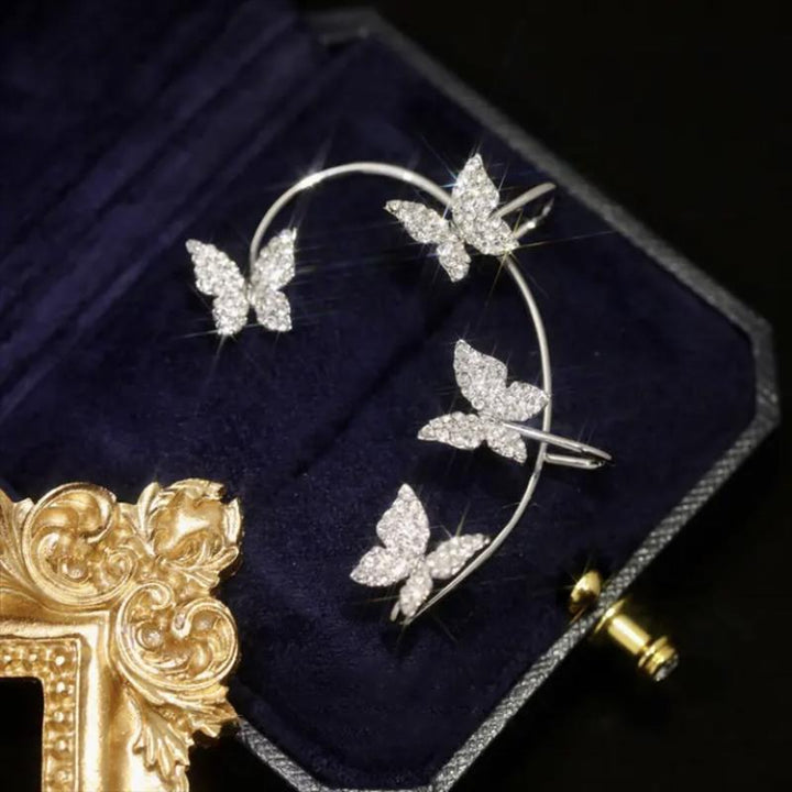 "Damhängande zirkonörhängen i guld och silver, elegant design, strålande stenar, perfekt accessoar för alla tillfällen."