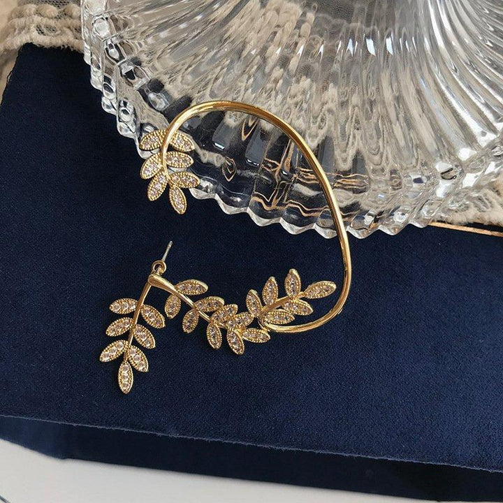 "Damhängande zirkonörhängen i guld och silver, elegant design, strålande stenar, perfekt accessoar för alla tillfällen."