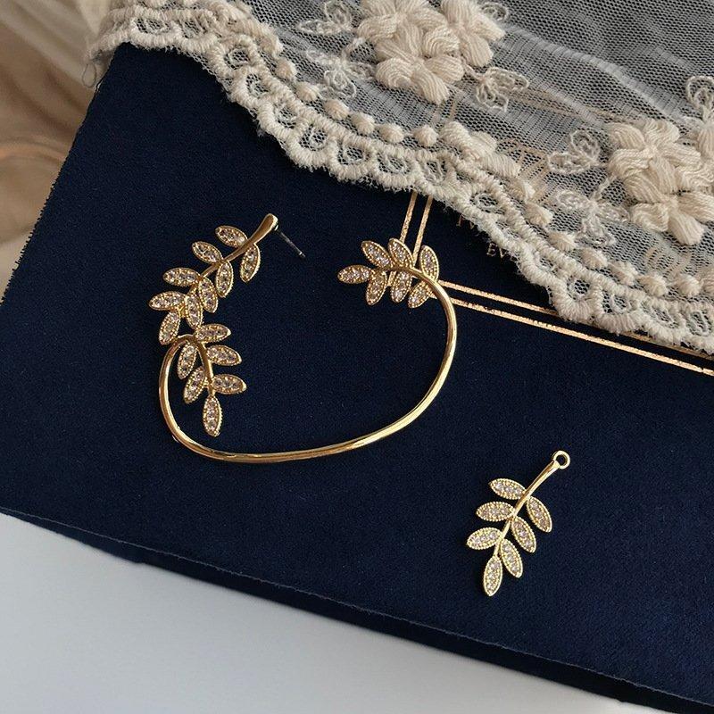 "Damhängande zirkonörhängen i guld och silver, elegant design, strålande stenar, perfekt accessoar för alla tillfällen."
