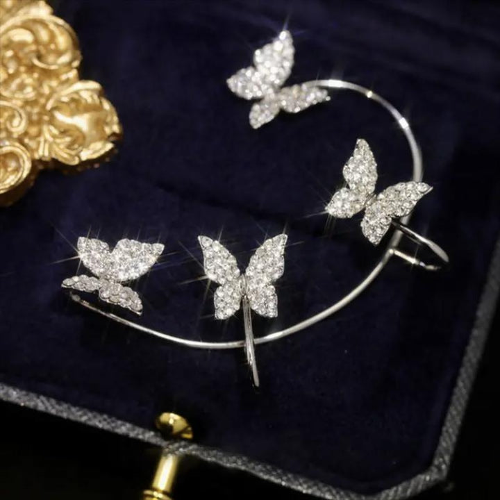 "Damhängande zirkonörhängen i guld och silver, elegant design, strålande stenar, perfekt accessoar för alla tillfällen."