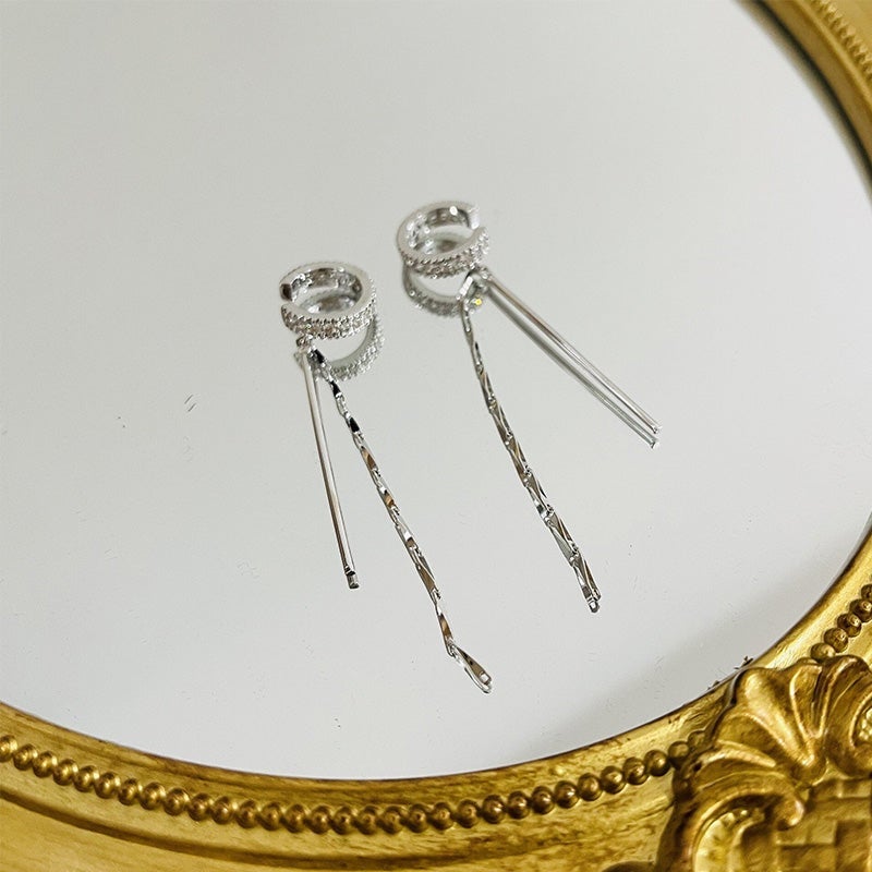 "Damhänge örhänge med guld- och silverval, tofsdesign, elegant och diskret, idealisk för kvinnor vid alla tillfällen."