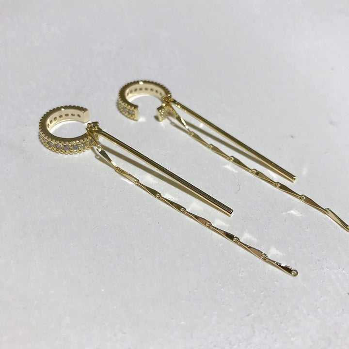 "Damhänge örhänge med guld- och silverval, tofsdesign, elegant och diskret, idealisk för kvinnor vid alla tillfällen."