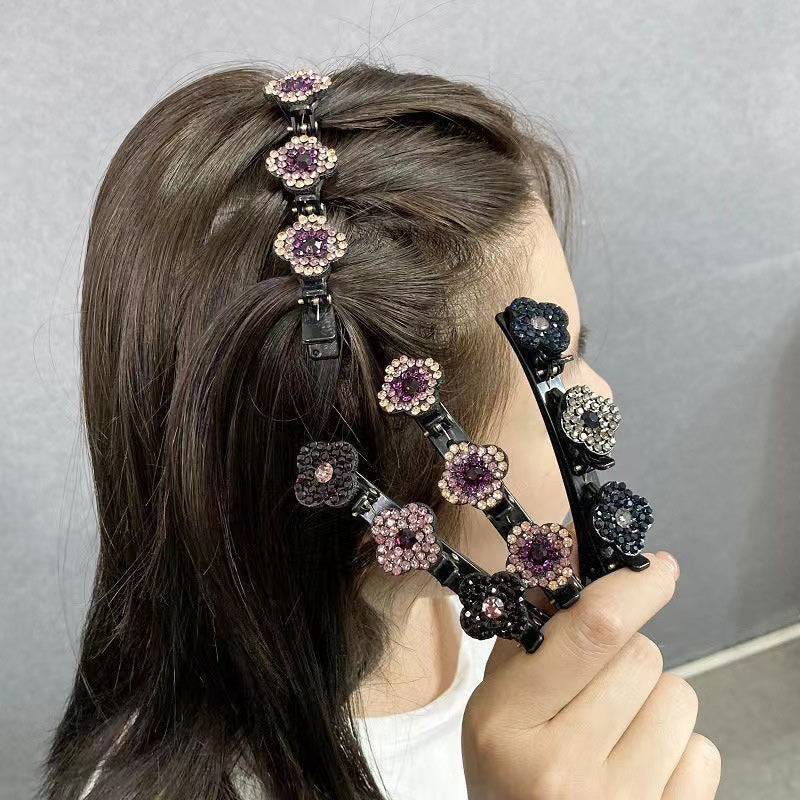 "Damhårklämma med tre strassblommor, glittrande, elegant accessoar för kvinnor, perfekt för glamorös stil."