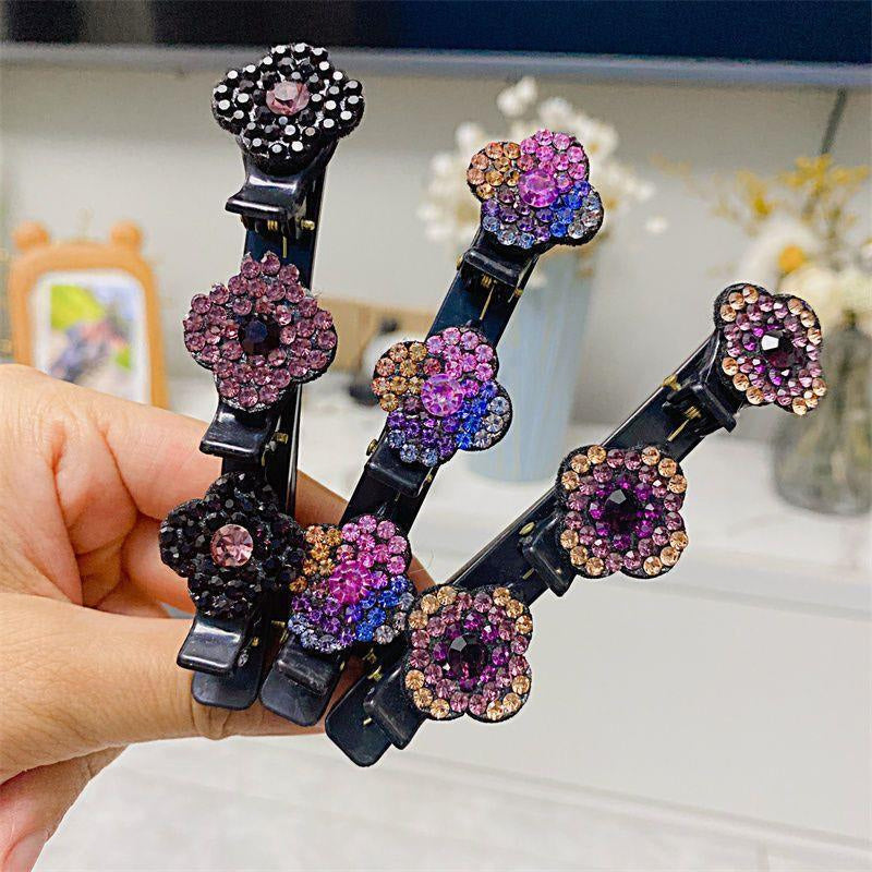"Damhårklämma med tre strassblommor, glittrande, elegant accessoar för kvinnor, perfekt för glamorös stil."